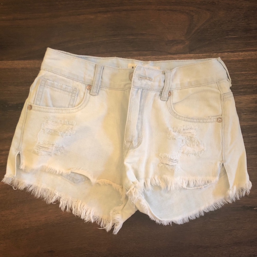 Bullhead jean shorts sz 1. Light wash.
